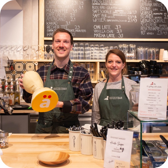 Brotzeitbar,Würzburg,Partner,Mann,Frau,Theke,GroßerStempel,Tafel,Holz,Gläser,Partner,Stämpler,Kundinnen,Kunden,stämps,Stempelkarte,digitalstempeln,Bonuskarte,Nfc-Chip