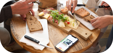 Essen,Brotzeit,Brotzeitbar,Würzburg,Brett,Handy,Freunde,Zusammenkommen,Vorteile,Boni,Partner,Stämpler,Kundinnen,Kunden,stämps,Stempelkarte,digitalstempeln,Bonuskarte,Nfc-Chip