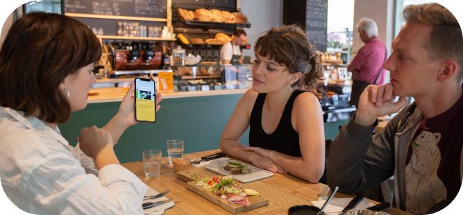 Brotzeitbar,Würzburg,Freunde,Drei,Austausch,DigitaleBonuskarte,Handy,Blick,ThekeimHintergrund,Partner,Stämpler,Kundinnen,Kunden,stämps,Stempelkarte,digitalstempeln,Bonuskarte,Nfc-Chip