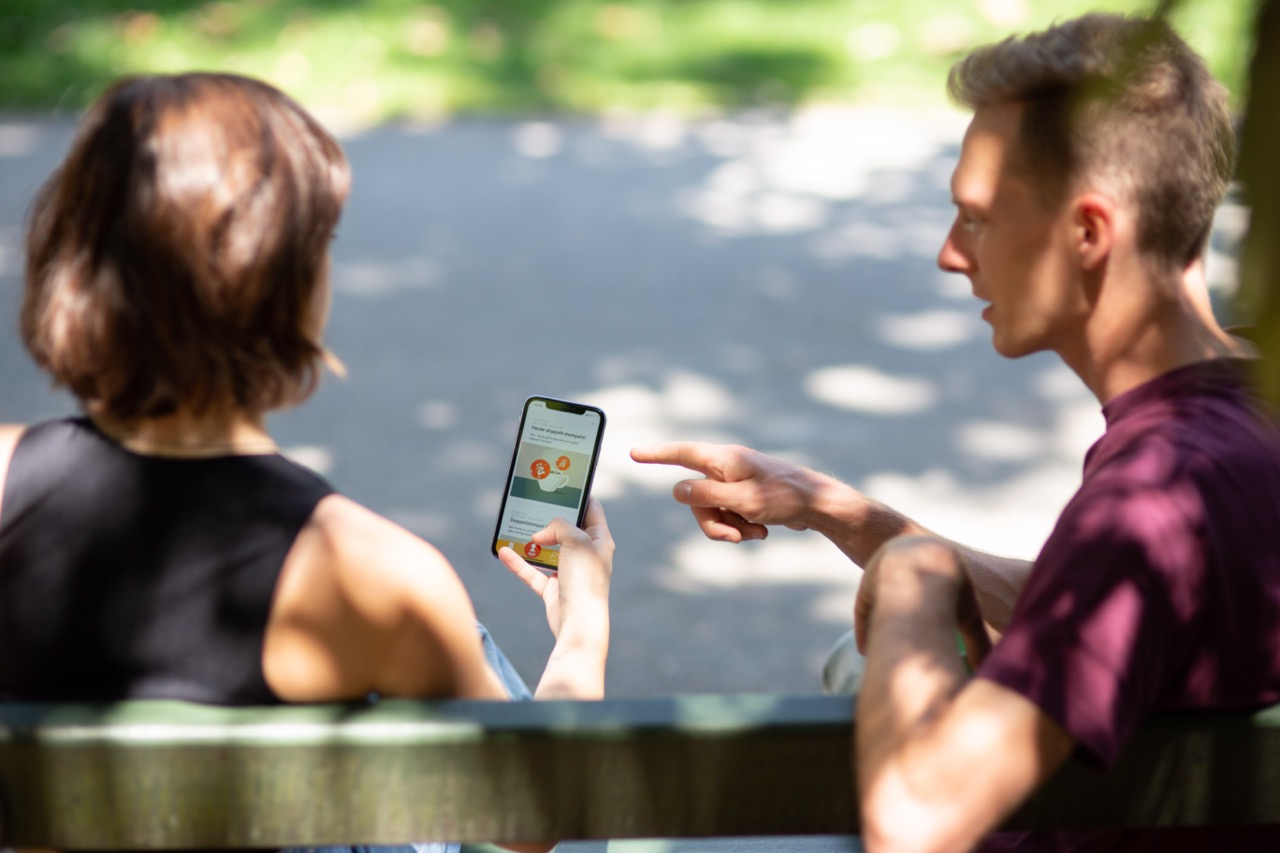 Park,Gespräch,Handy,IPhone,Finger,Sonne,Stämpler,Stempeln,Hände,Gruppe,Freundesgruppe,stämps,Stempelkarte,digitalstempeln,Bonuskarte,Nfc-Chip
