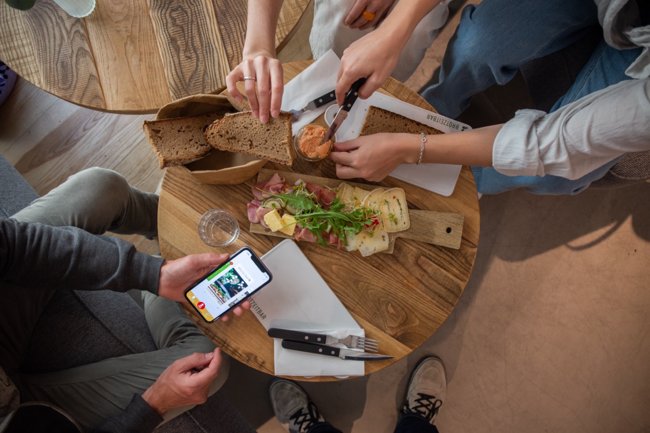 Partner,Stämpler,Stempeln,Hände,Gruppe,Freundesgruppe,Essen,Brotzeit,Handy,Digitalstempeln,Brotzeitbar,Unternehmen,Würzburg,Theke,Kunden,Kundinnen,Genießen,stämps,Stempelkarte,digitalstempeln,Bonuskarte,Nfc-Chip
